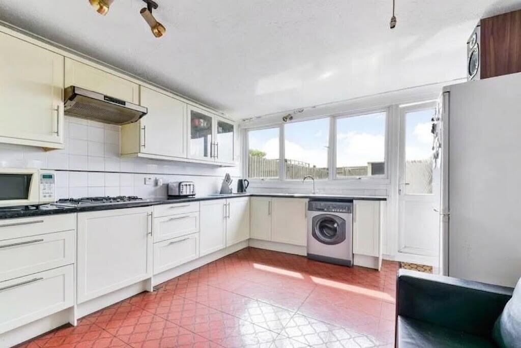 Main image of property: CR4 1XJ