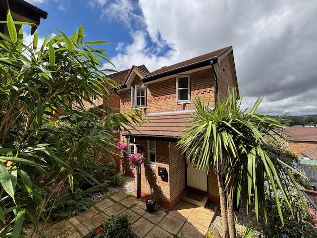Main image of property: Manor View, Par