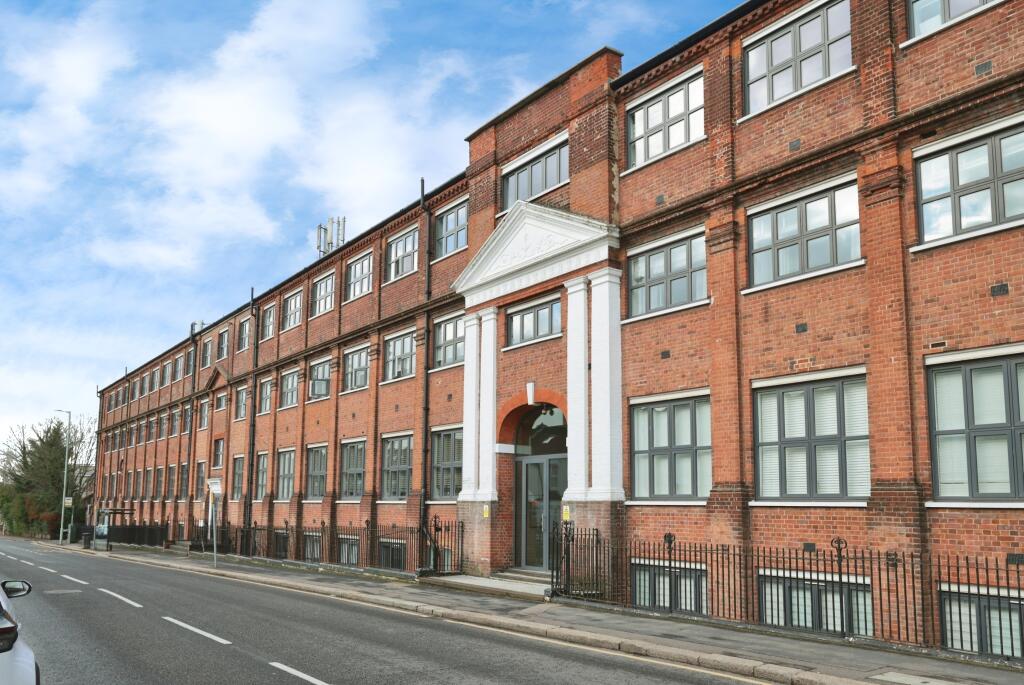 Main image of property: 400 Whippendell Road, Watford, WD18