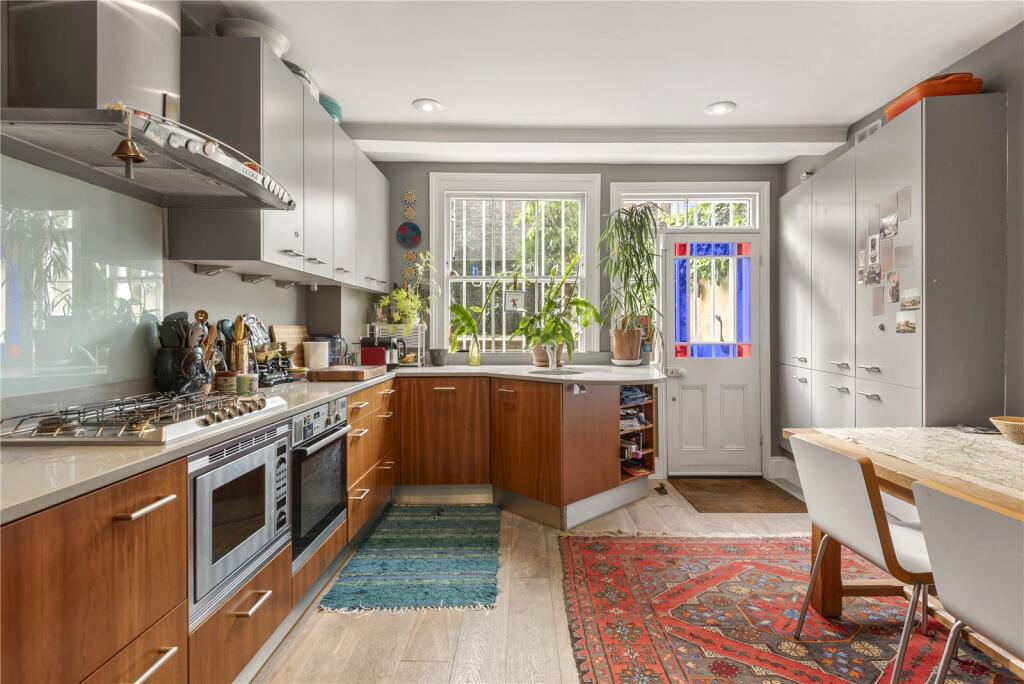 Main image of property: Battersea Rise, SW11