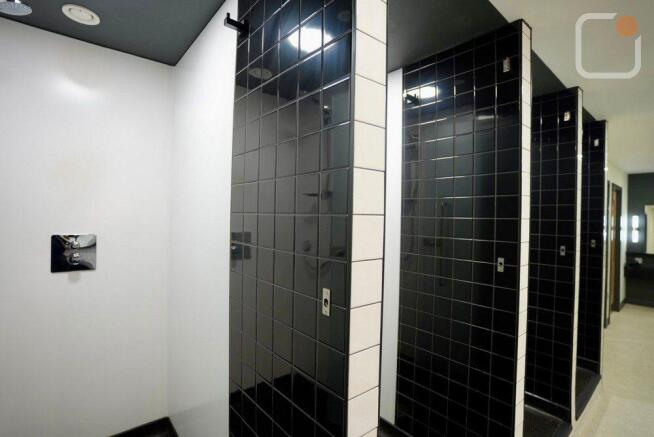1 New York Street - Showers