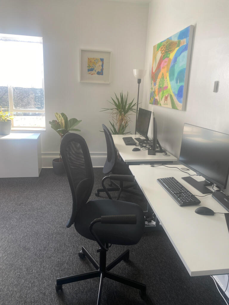 30+ hot desks