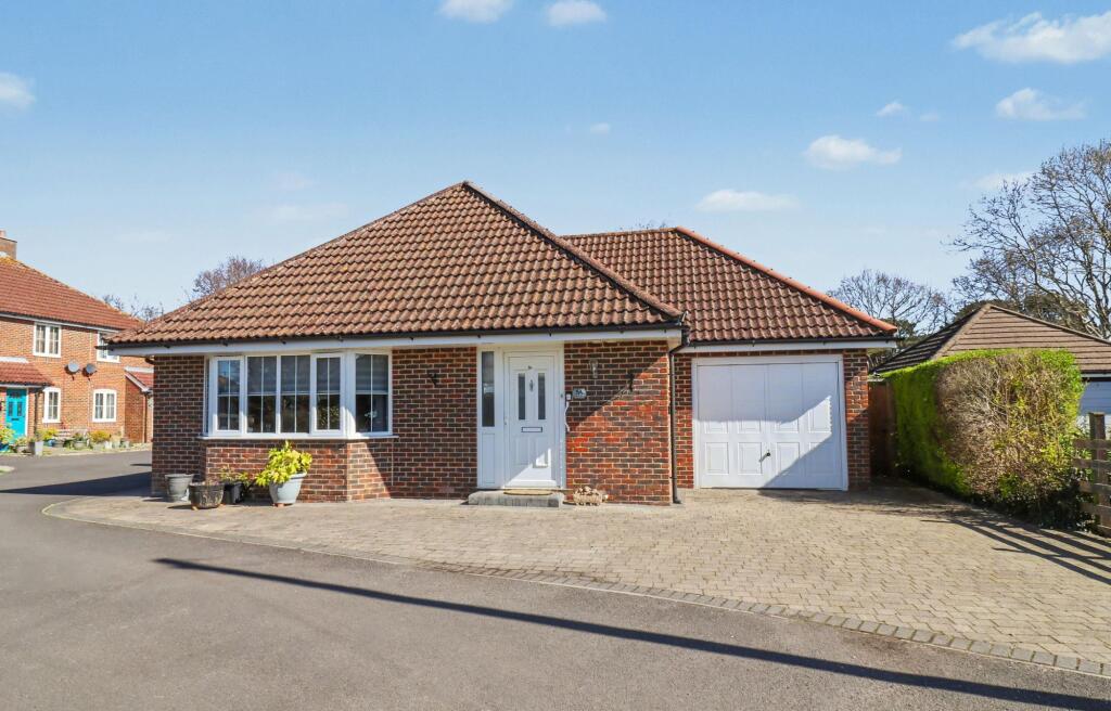 Main image of property: Kelvin Grove, Netley Abbey, SO31