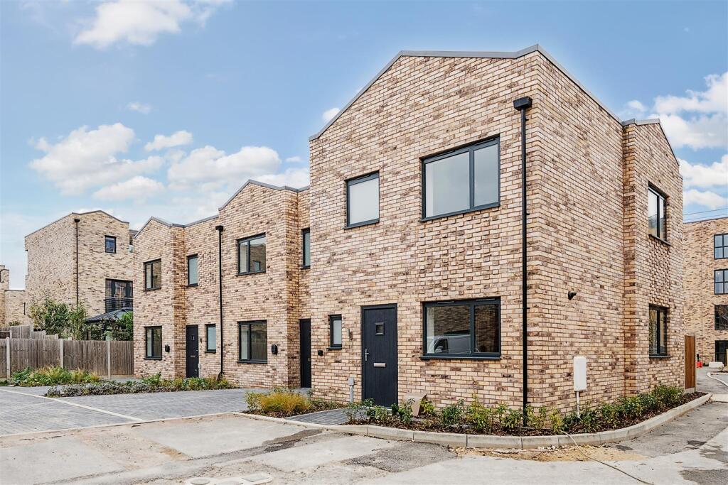 Main image of property: Bridgewater Close, Nottingham NG2