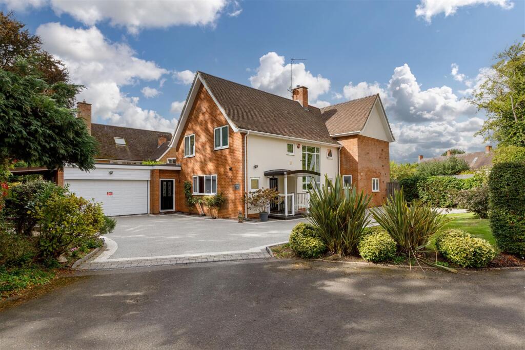 Main image of property: 125 Bridge End, Warwick
