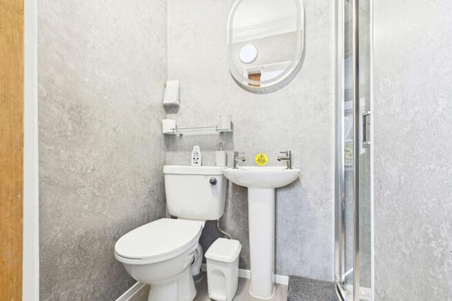 Room 3 en-suite - guest accommodation