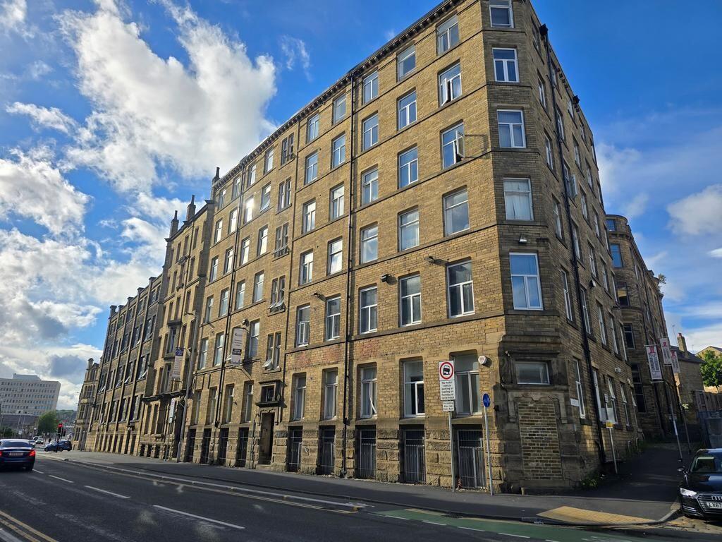 Main image of property: Flat 1 Airedale House, 130 Sunbridge Road, Bradford, West Yorkshire, BD1 2PF