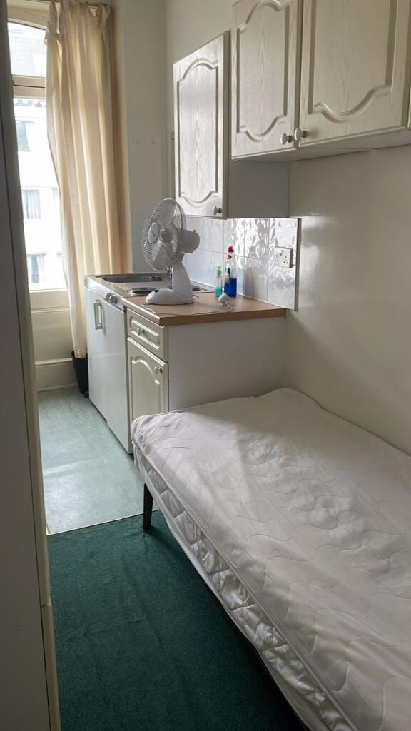 Main image of property: Bright Single Room With Shared Bathroom (Gas,electriciy inc)