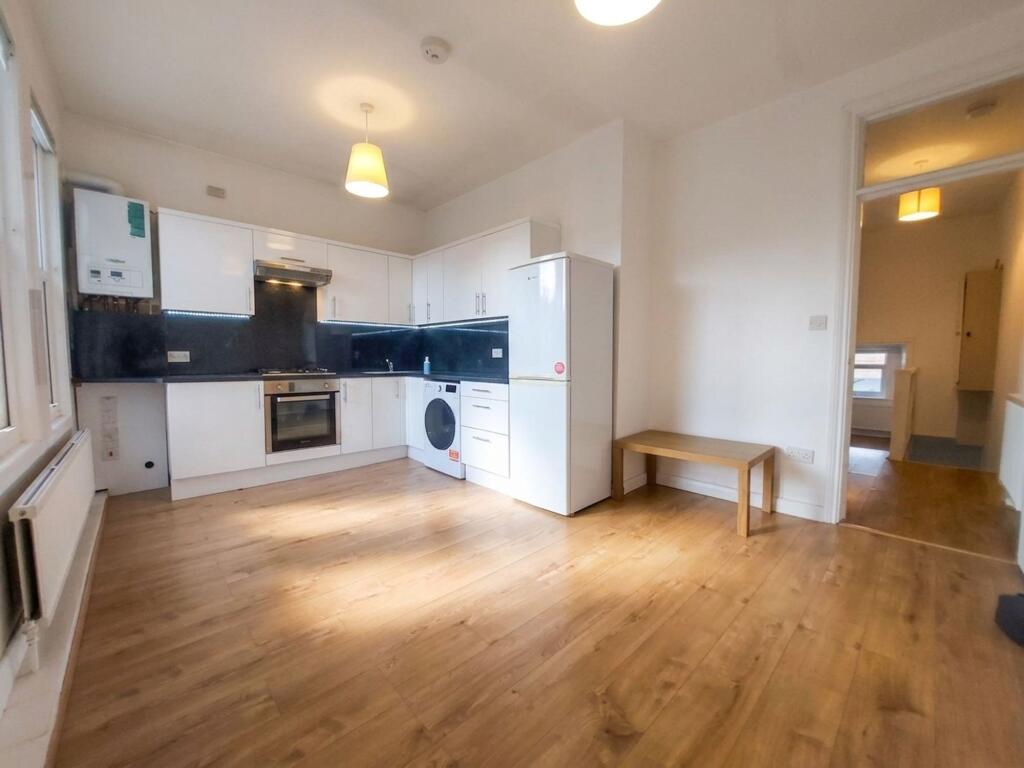 Main image of property: Long Lane, London, N3