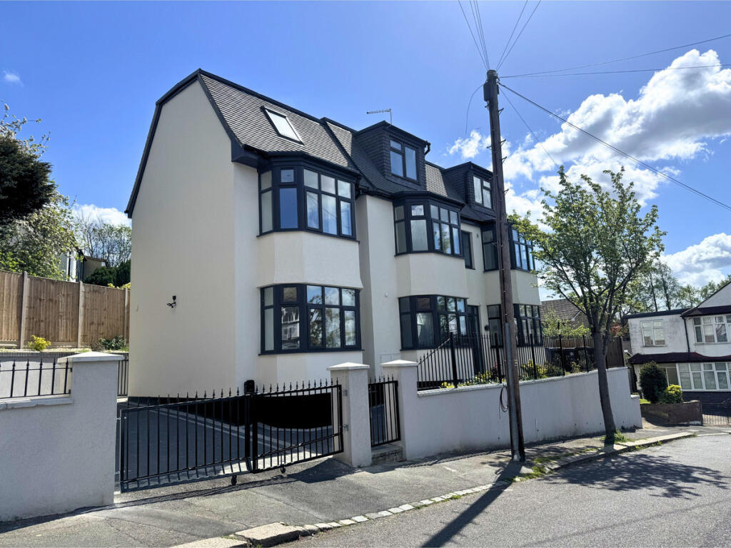 Main image of property: Kingslyn Crescent, London, SE19