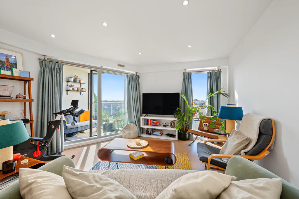 Main image of property: Balham Hill, London