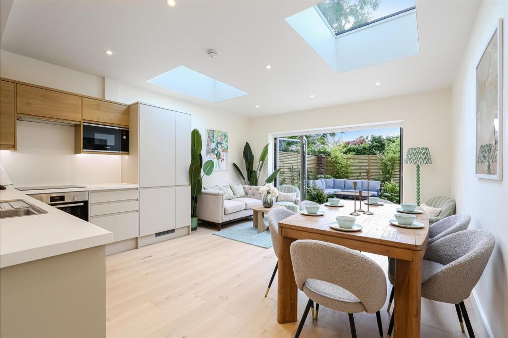 Main image of property: 554 Kingston Road, Raynes Park,, London SW20