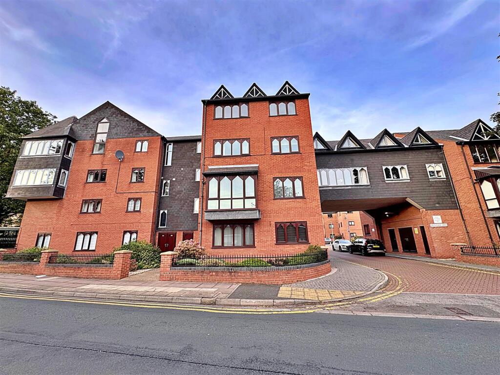 Main image of property: Grosvenor Crescent, Grimsby, N.E. Lincs, DN32 0QJ