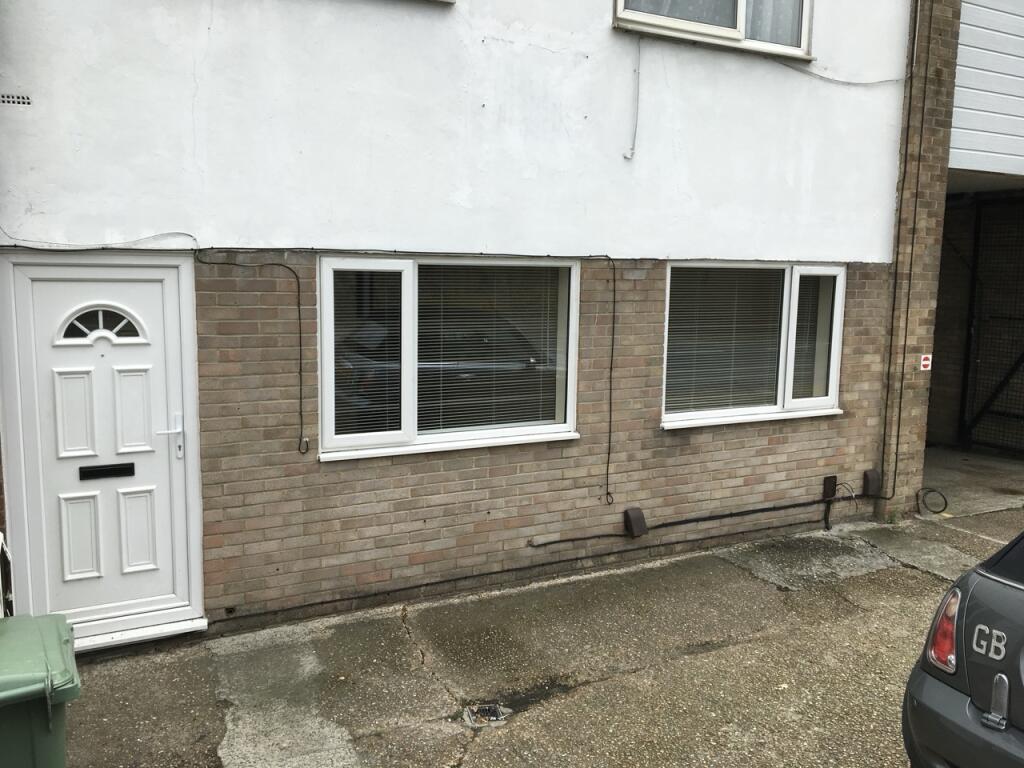 Main image of property: 39b Risborough Lane, Cheriton , Folkestone, Kent, CT19 4JH