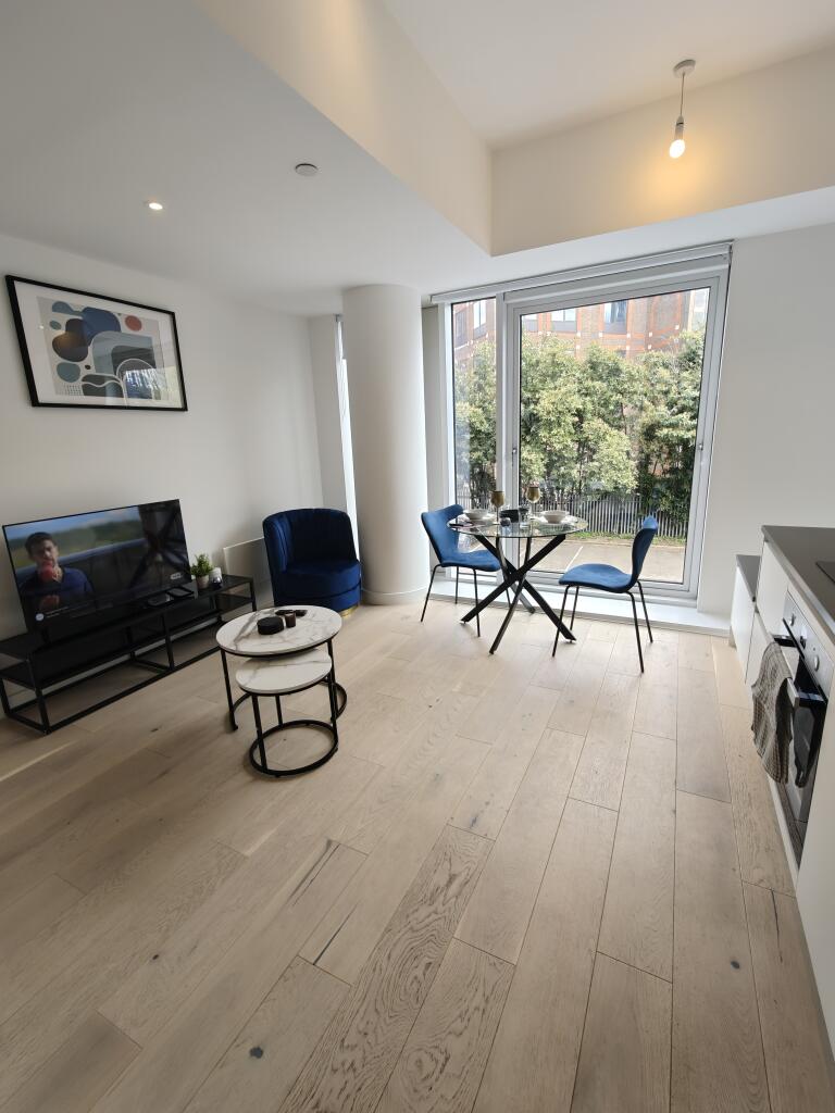 Main image of property: Apt Parkview, Great West Road, Brentford, Hounslow