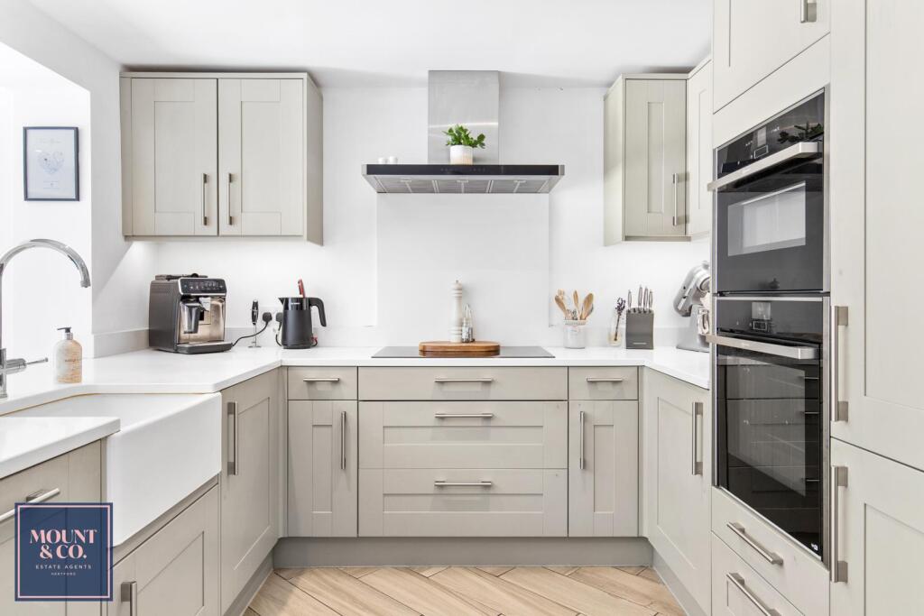 Main image of property: High Wood Road, Hoddesdon, Hertfordshire, EN11