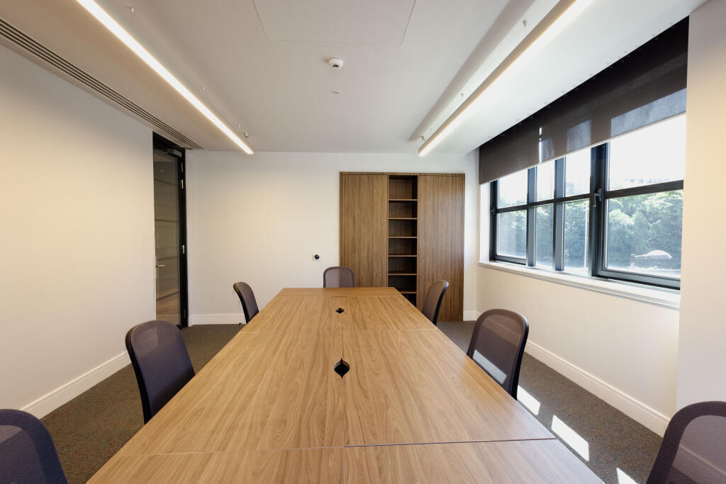 River Premium large office