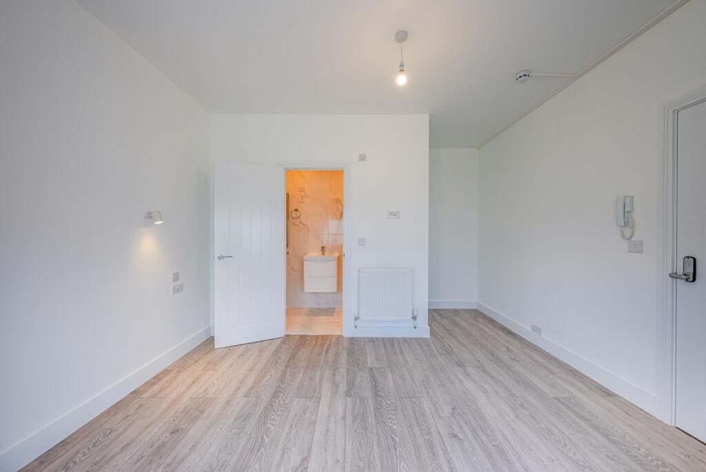 Main image of property: Double Room in Trosley Avenue, Gravesend
