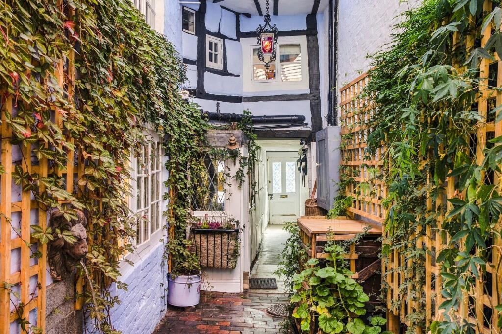 Main image of property: Frogge Row House, Welsh Row, Nantwich, CW5