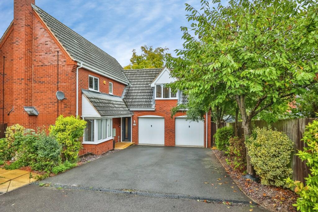 Main image of property: Holly Leaf Road, Hucknall, Nottingham, Nottinghamshire, NG15