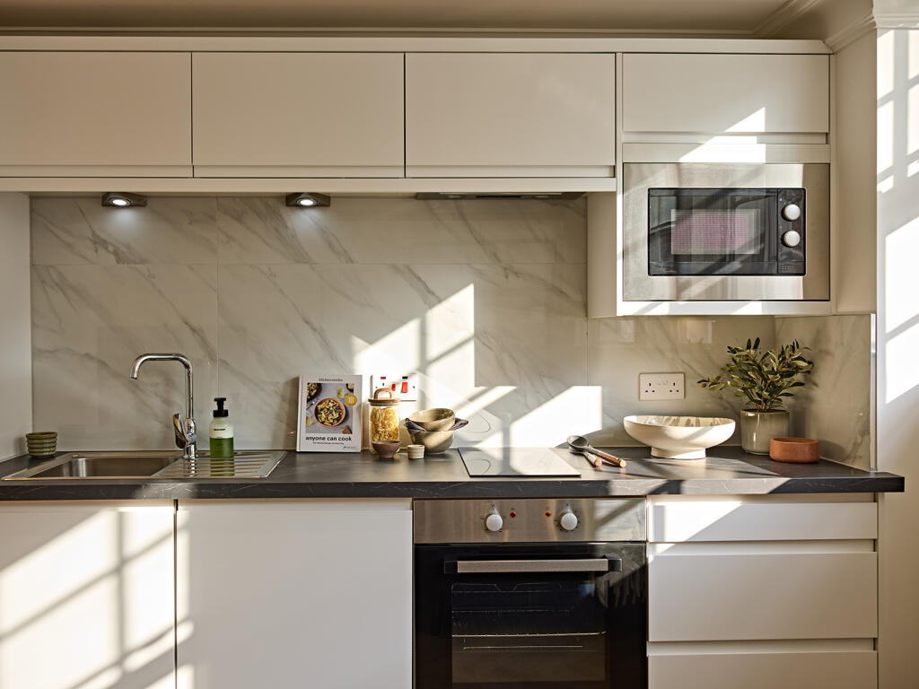 Main image of property: Apt 7, 17-21 Cookridge Street #016436