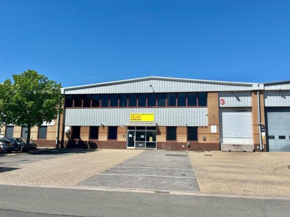 3 Beta Way Egham - Main 3.jpg