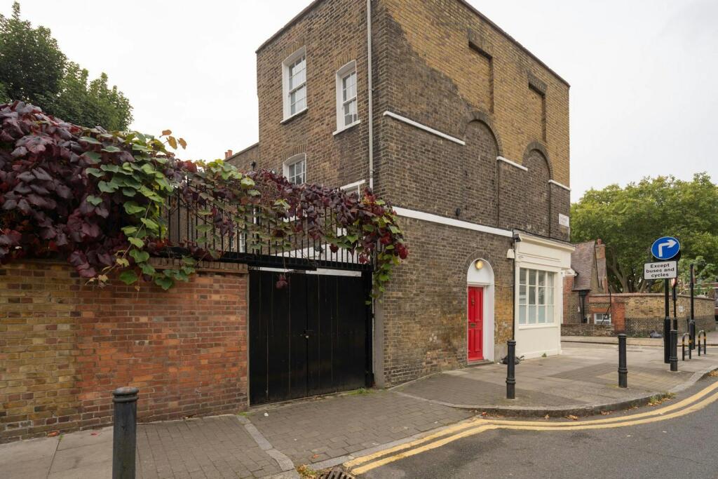 Building Exterior / Courtyard Entrance