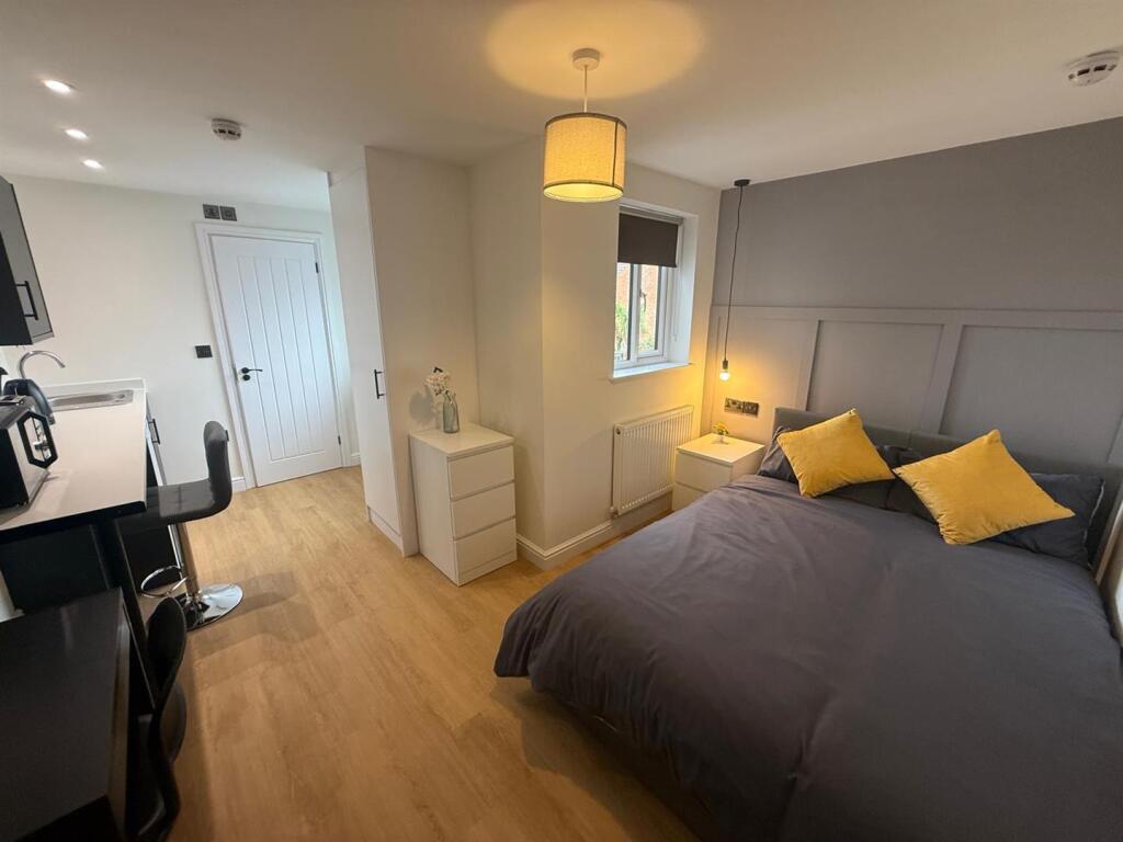Main image of property: *Own Personal En-Suite and kitchen all bills included* Meadow Avenue, Mansfield