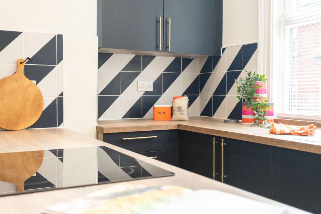 Main image of property: 21 Hessle Terrace, Hyde Park, Leeds, LS6 1EQ