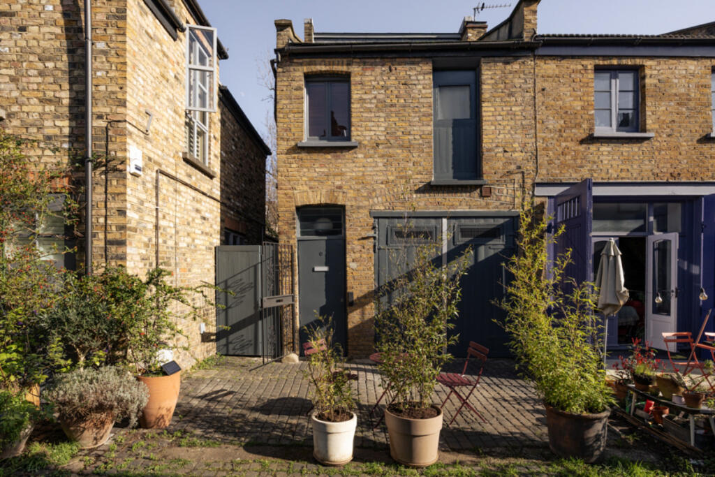 Main image of property: Foulden Mews, London, N16 7