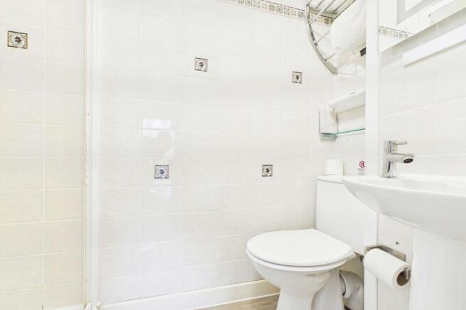 Room 7 en-suite - guest accommodation
