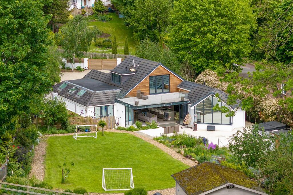 Main image of property: The Avenue, Welwyn