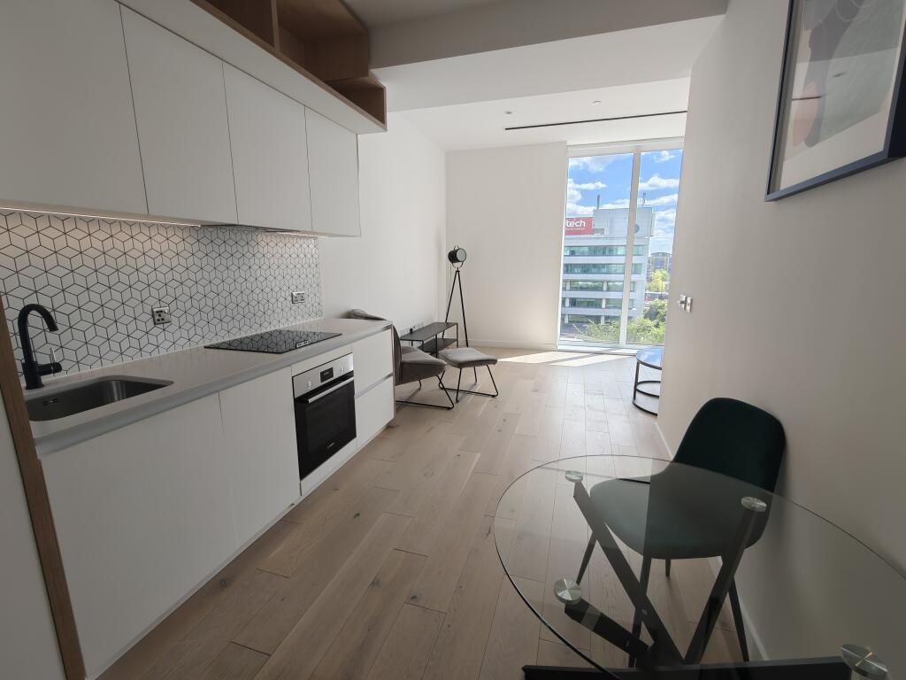 Main image of property: Apt Parkview, Great West Road, Brentford, Hounslow