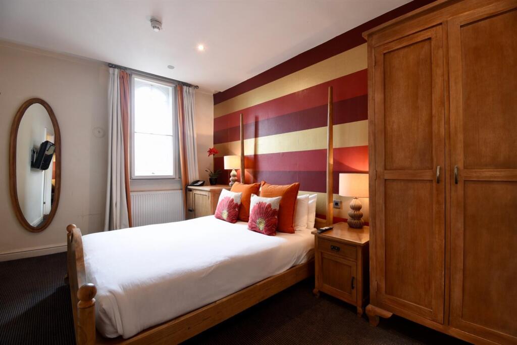 Main image of property: ROOM 11 Cinnabar Hotel, 88-89 Fore Street