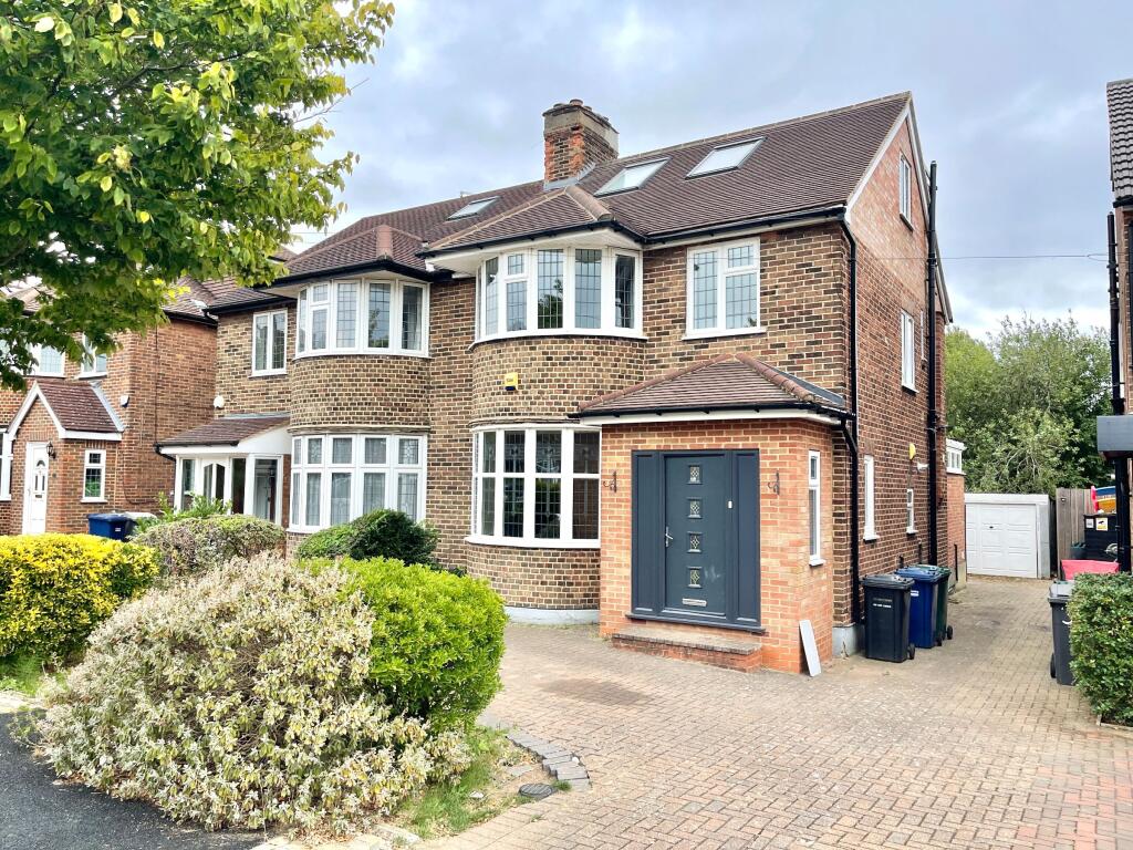 Main image of property: TO RENT - Linkside, London