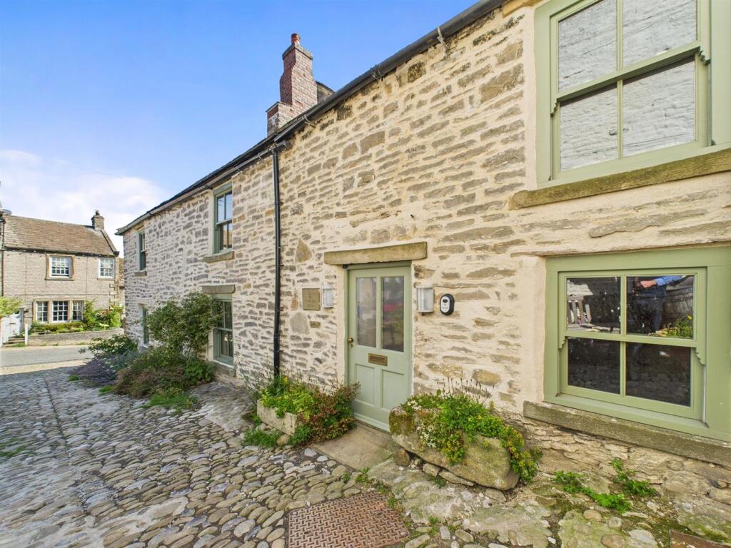 Main image of property: Castle Hill Cottage, Middleham, DL8 4QR