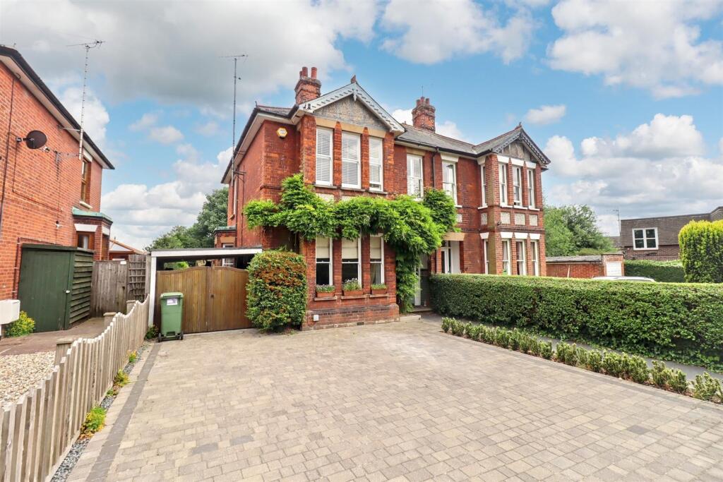 Main image of property: The Avenue, Braintree