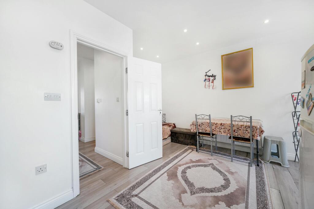 Flat 1 15 15a Empire Parade Great Cambridge Road bB0CHv6L1H4iMWBIMdzK.jpg