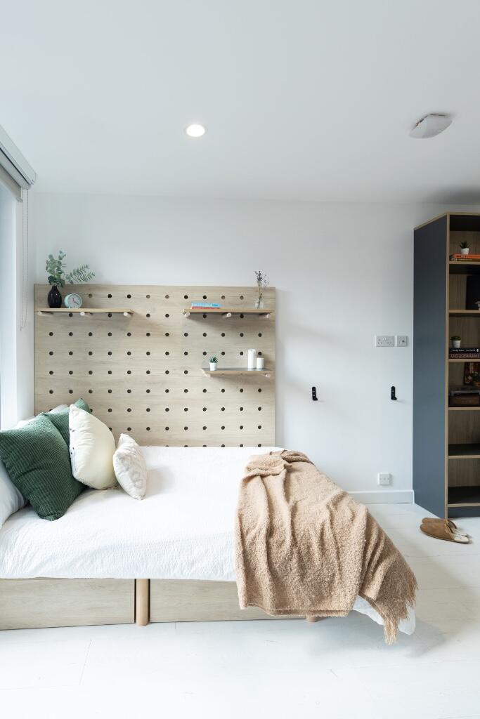 Main image of property: Commercial Road, London, E14