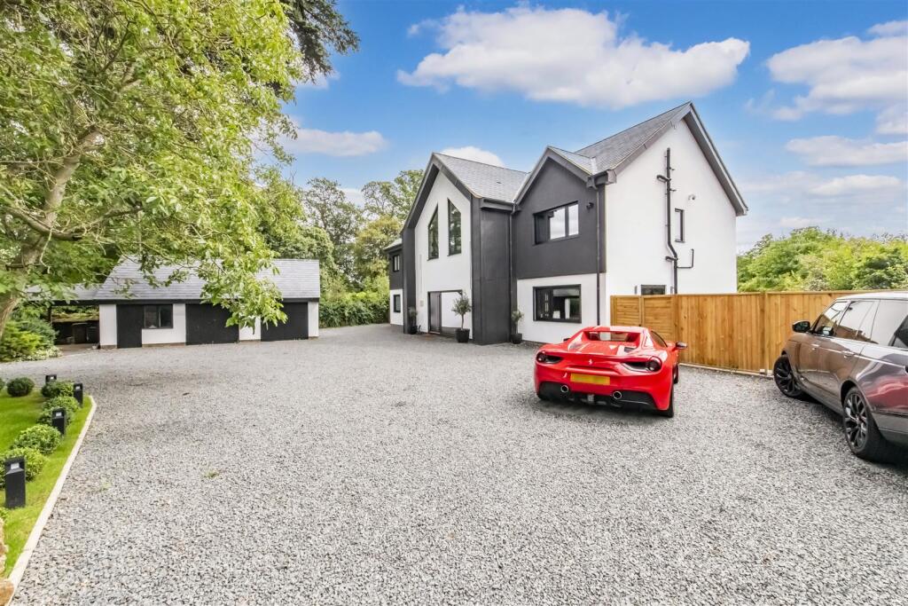 Main image of property: The Avenue, Overstone