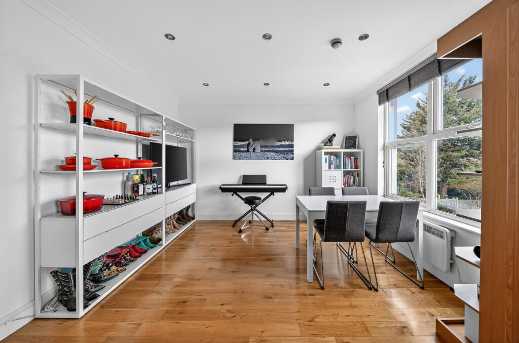 Main image of property: Kelvin Avenue, London, N13