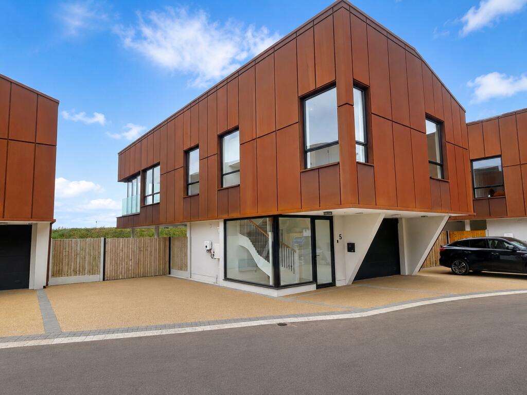 Main image of property: Kingsmans Farm Road, Hullbridge, Hockley, Essex, SS5