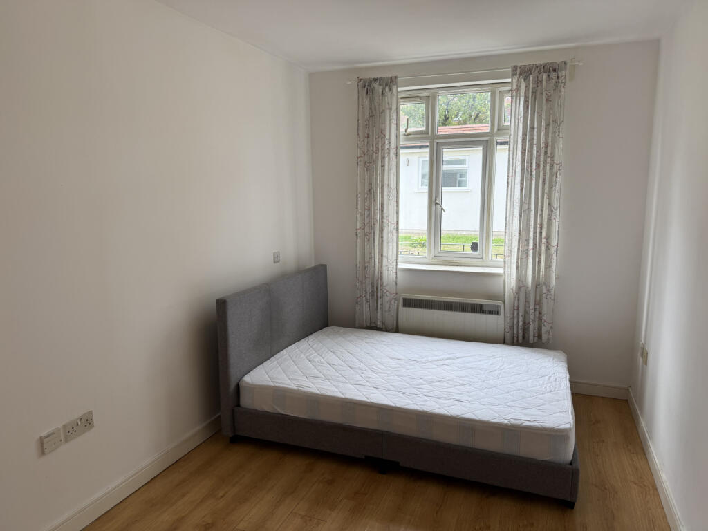 Main image of property: Flat 4, Simon Court, London, NW4 3RR