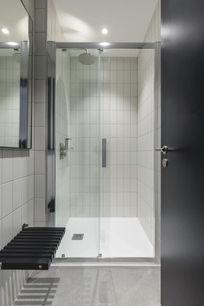 210 Pentonville  showers.jpg