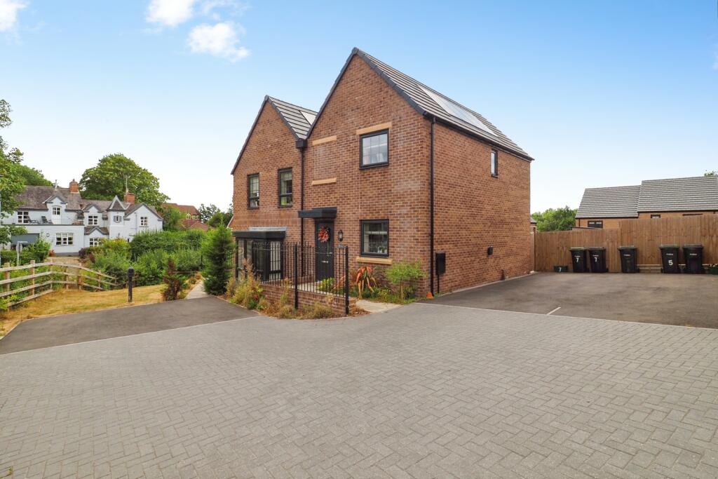Main image of property: Lincoln Drive, Gedling, Nottingham, Nottinghamshire, NG4