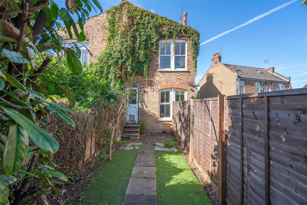 Main image of property: Sedgemere Avenue, London, N2
