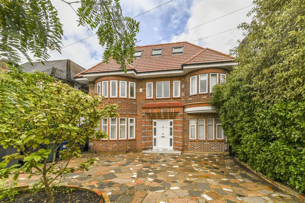 Main image of property: KINLOSS GARDENS, FINCHLEY, N3