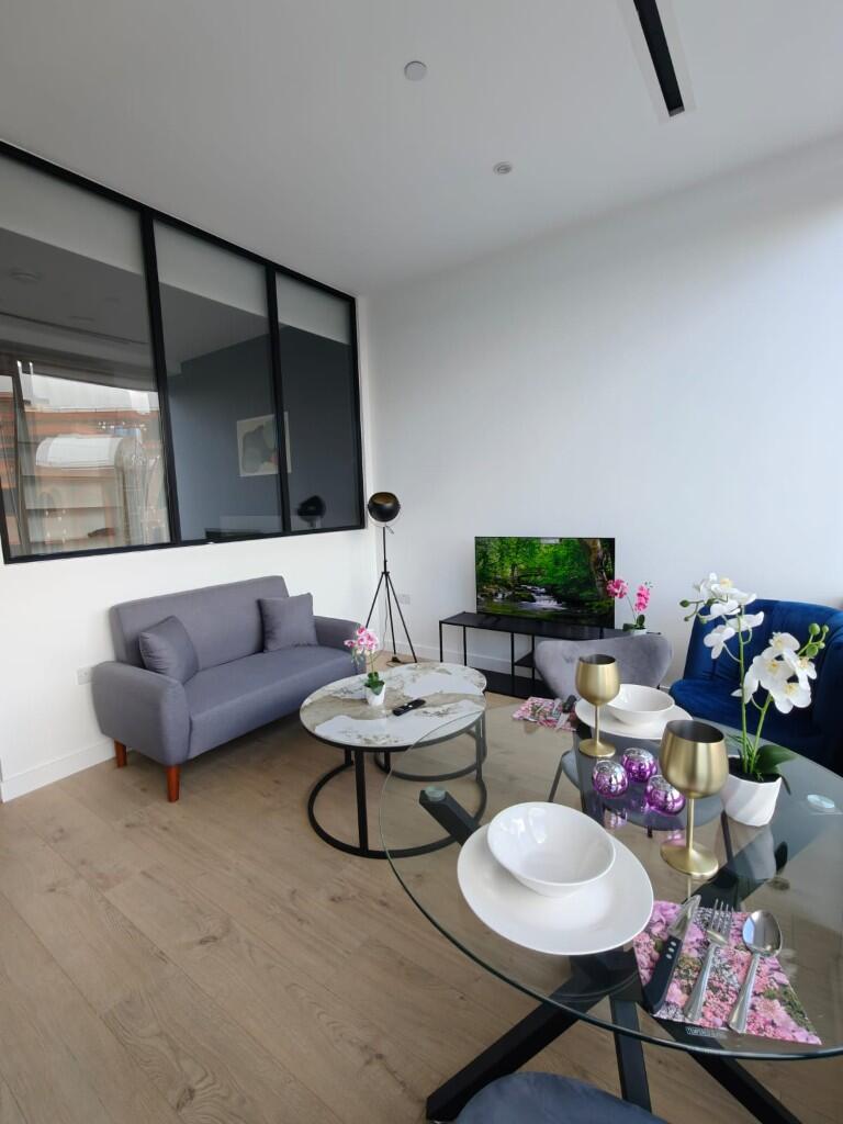 Main image of property: Apt Parkview, Great West Road, Brentford, Hounslow