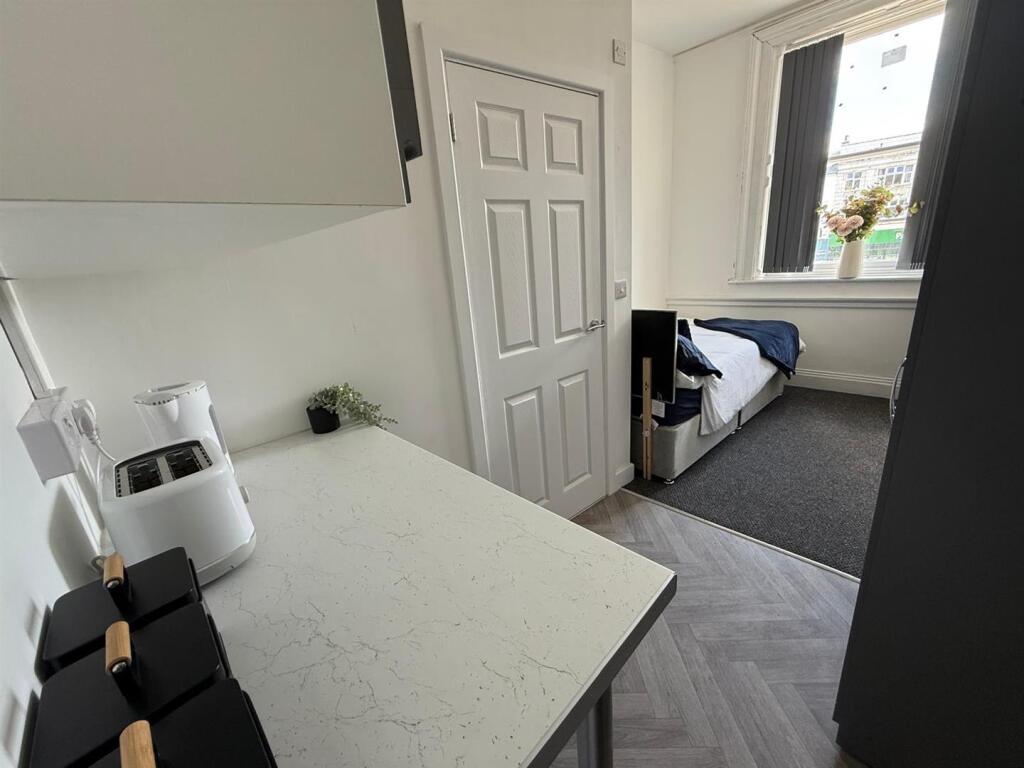 Main image of property: *Modern Ensuite Room* bills included, Market Place, Mansfield