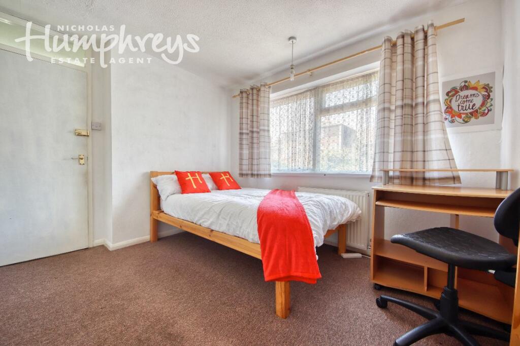 Main image of property: 5 Bed Student Home - 17 Mead Way
